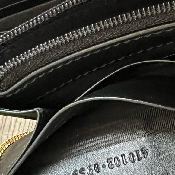 Like new Gucci Supreme Bee long wallet with zipper, with dust bag only - Picture 8 of 9